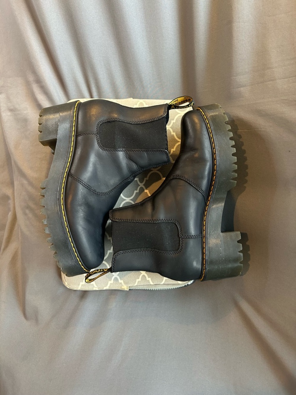 Classic Dr. Martens Black Leather Chelsea Boots W Heel - Picture 8 of 11